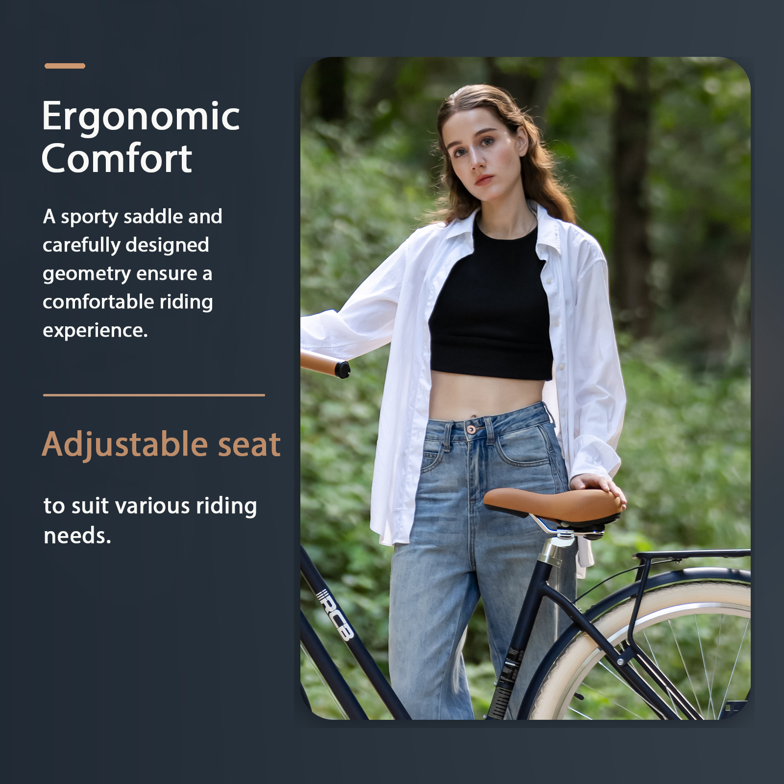 Eine Frau in weißem Hemd und Jeans steht neben einem blauen Fahrrad in der Natur.
