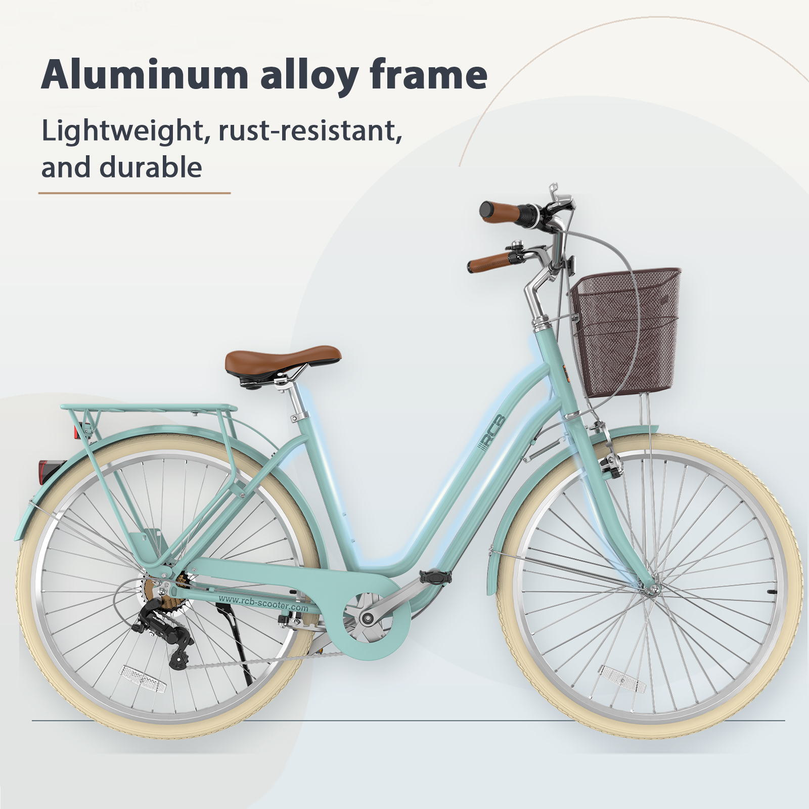 Hellblaues Cityrad mit braunem Korb, Sattel und Griffen sowie einem Aluminium-Legierungsrahmen.