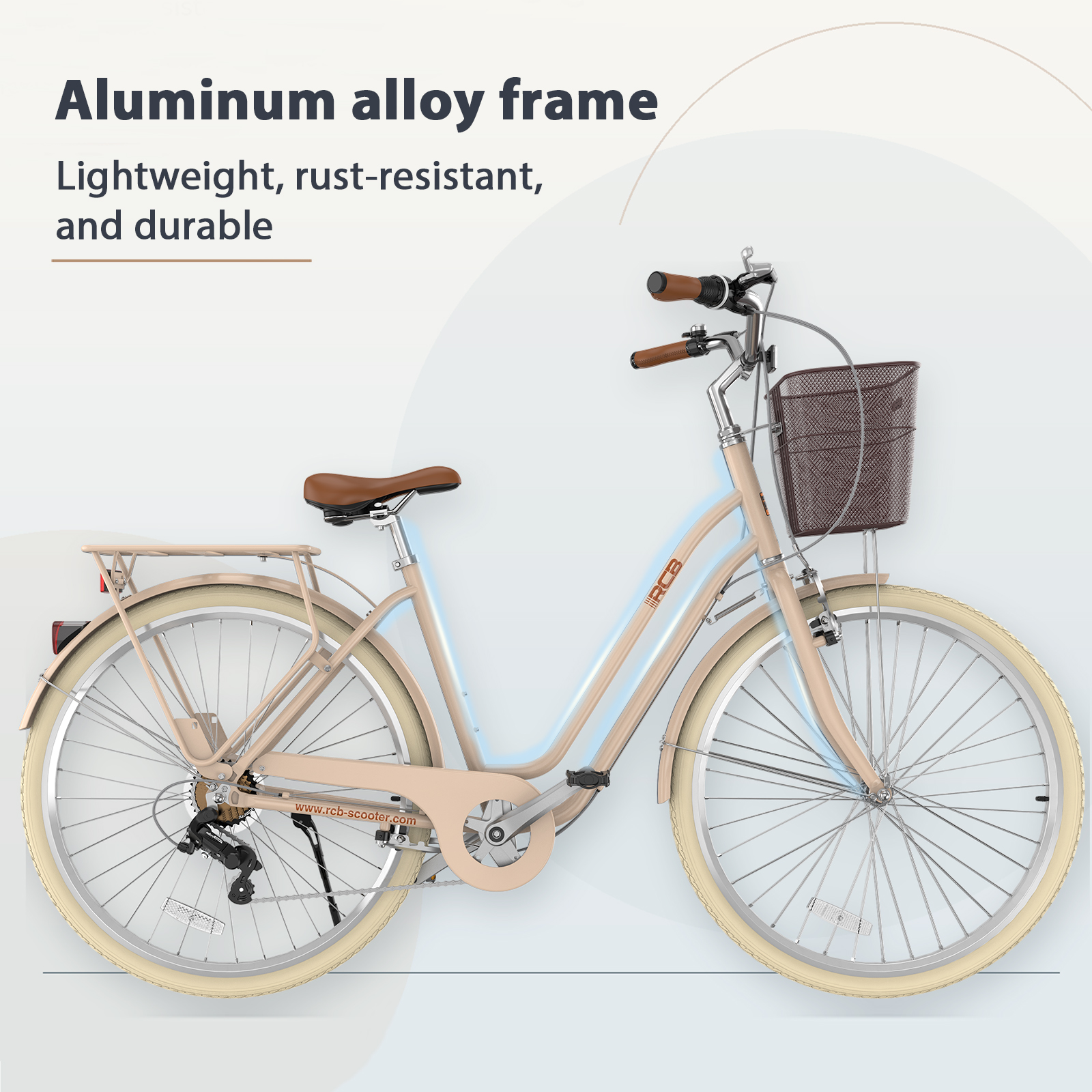 Ein beiges Stadtfahrrad mit braunem Sattel, Lenkergriffen und einem Frontkorb vor hellem Hintergrund.
