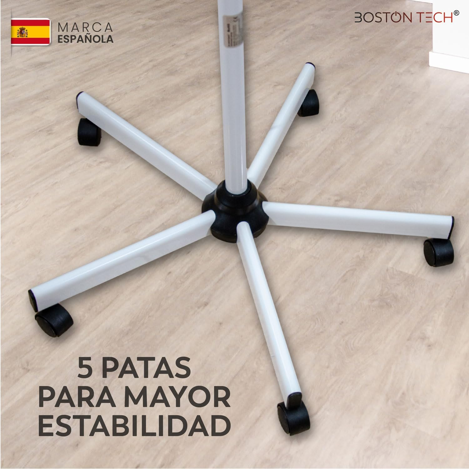 Soporte blanco de cinco patas con ruedas negras sobre suelo de madera.