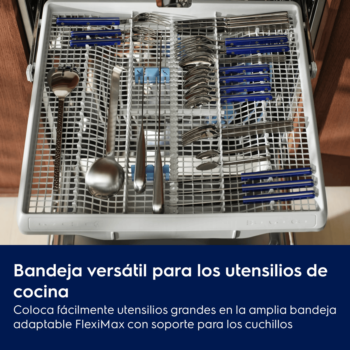 Bandeja superior de lavavajillas llena de cubiertos limpios.