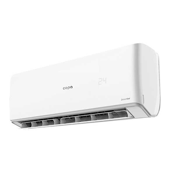 Dijital ekranlı, açık renk duvarda asılı beyaz Copa inverter klima ünitesi.