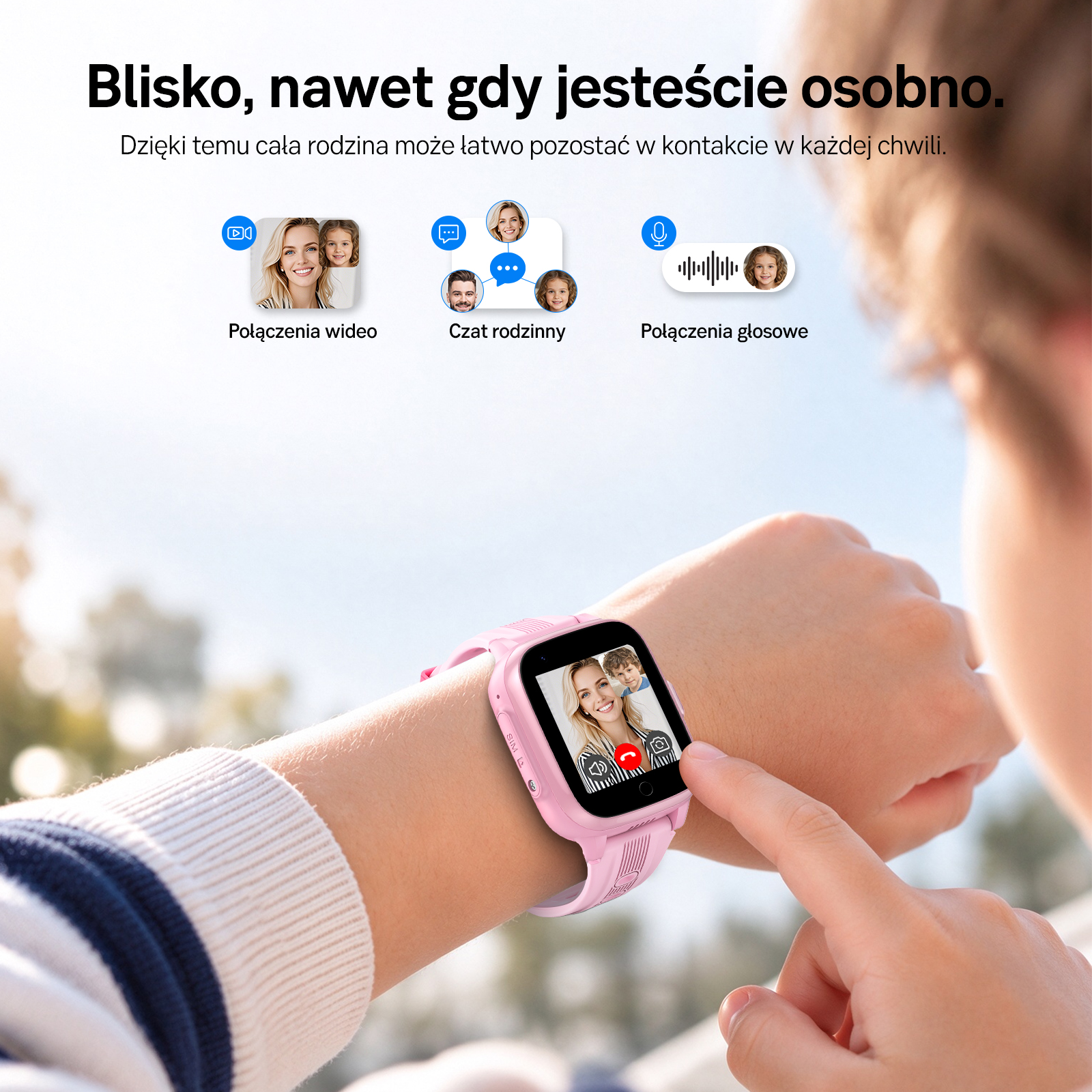 Dziecko ma na r ęku różowy smartwatch z ekranem połączenia wideo.