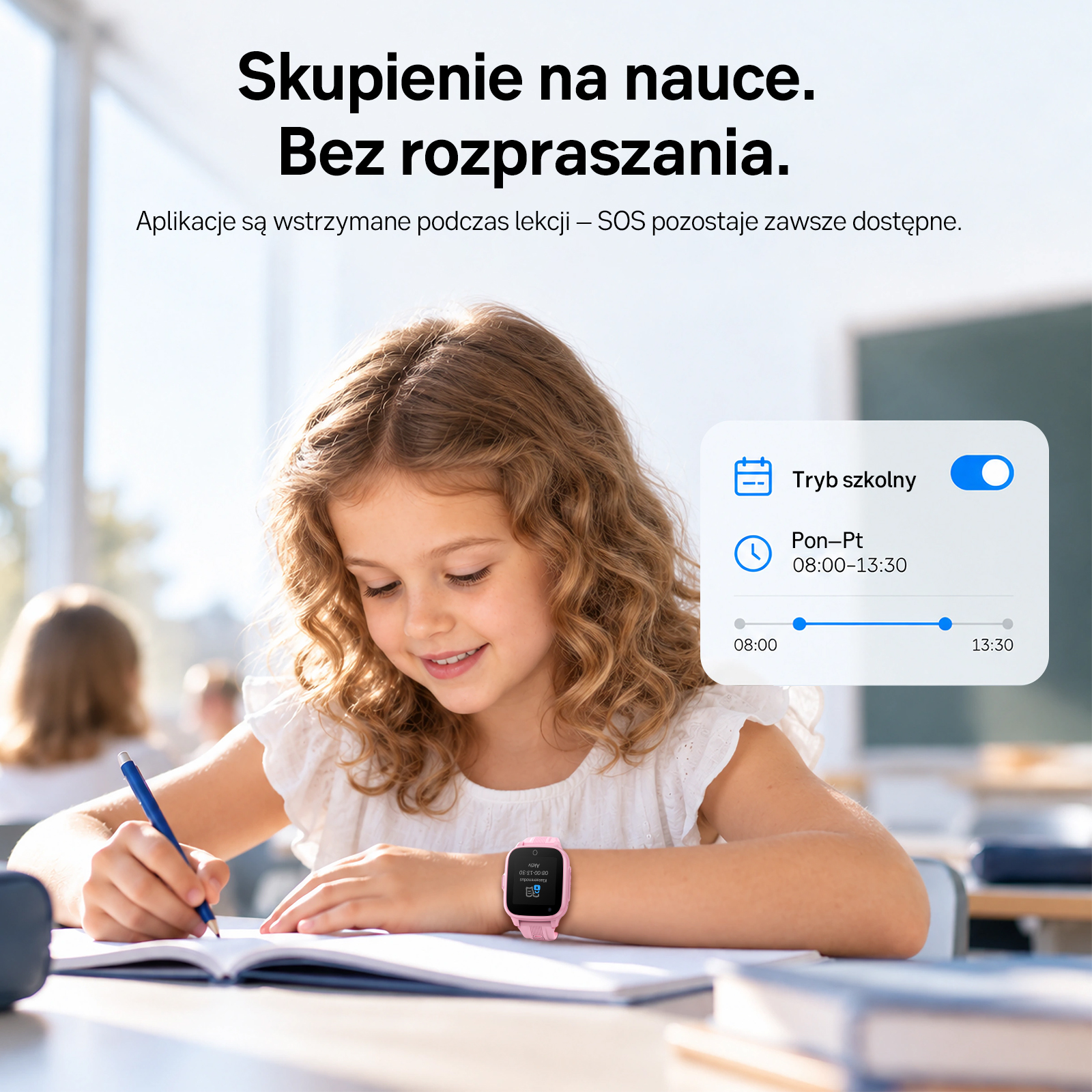 Dziewczynka z różowym smartwatchem pisze w zeszycie w klasie, z ustawieniami trybu szkolnego na ekranie.
