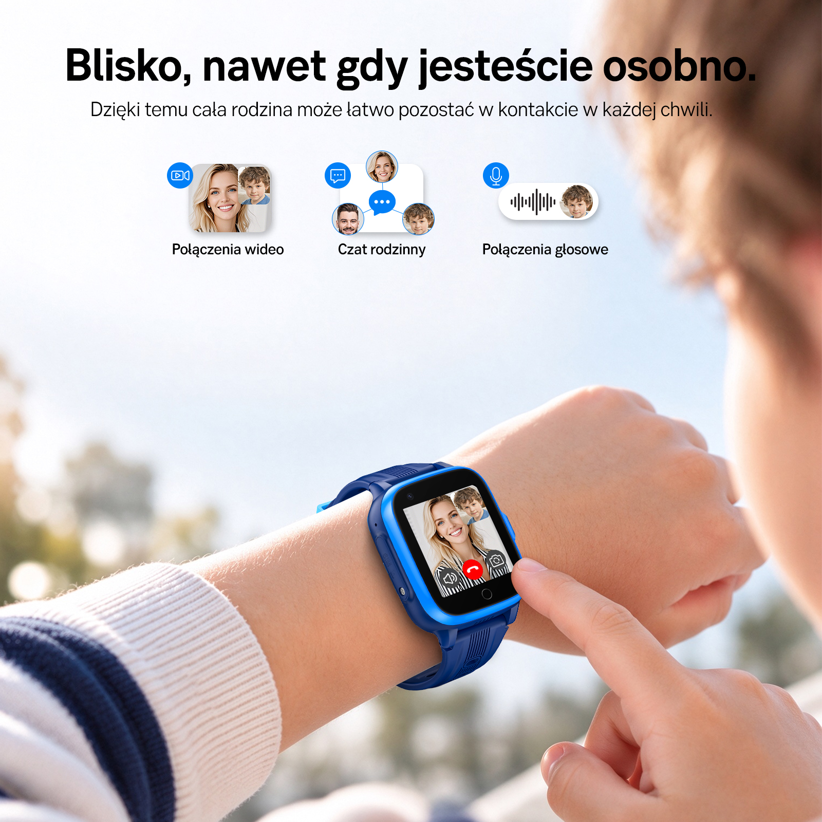 Dziecko nosi niebieski smartwatch z wideorozmowę, z ikonami wideo, czatu i głosu.