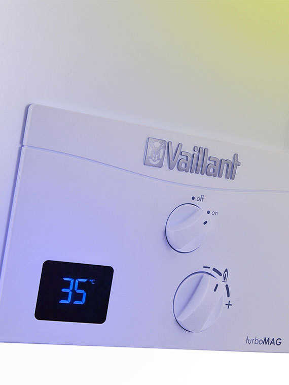 Vaillant turboMAG gaz kazanının dijital ekranı 35 santigrat dereceyi ve kontrol düğmelerini gösteriyor.