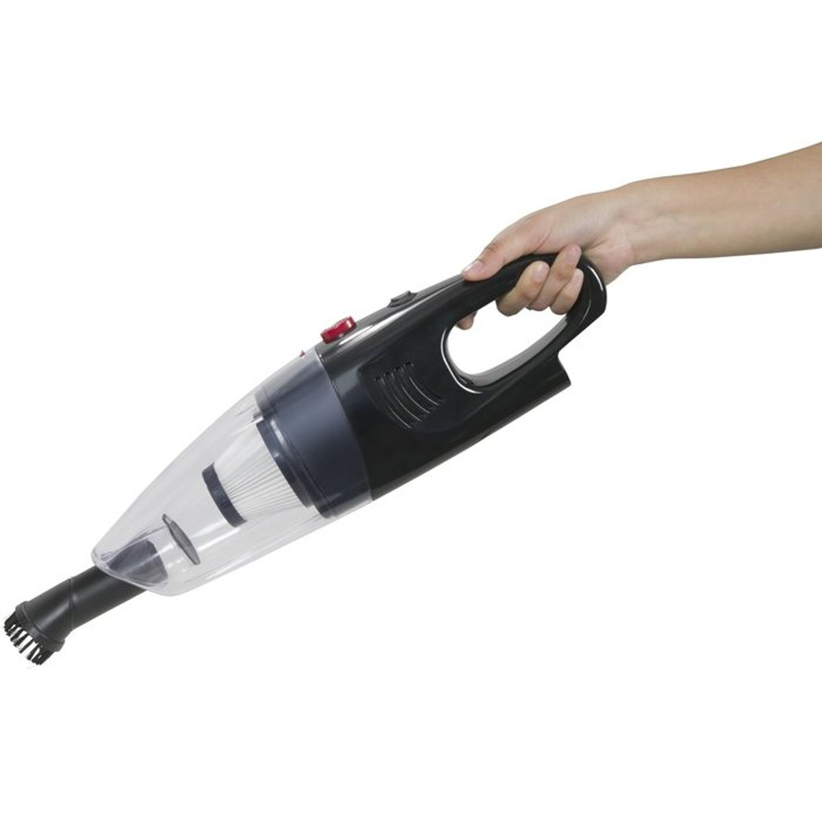 Una mano regge un piccolo aspirapolvere portatile nero con contenitore trasparente su sfondo bianco.