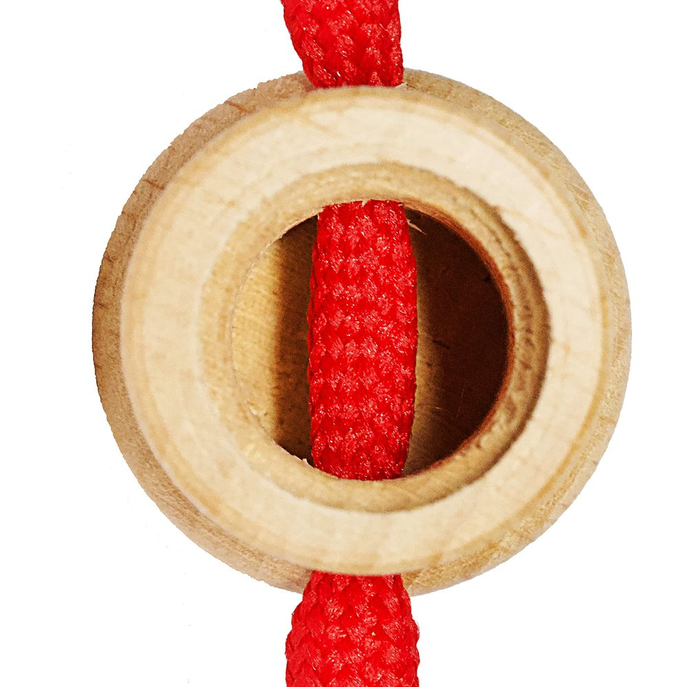 Un anello di legno su sfondo bianco attraversato da una corda rossa.