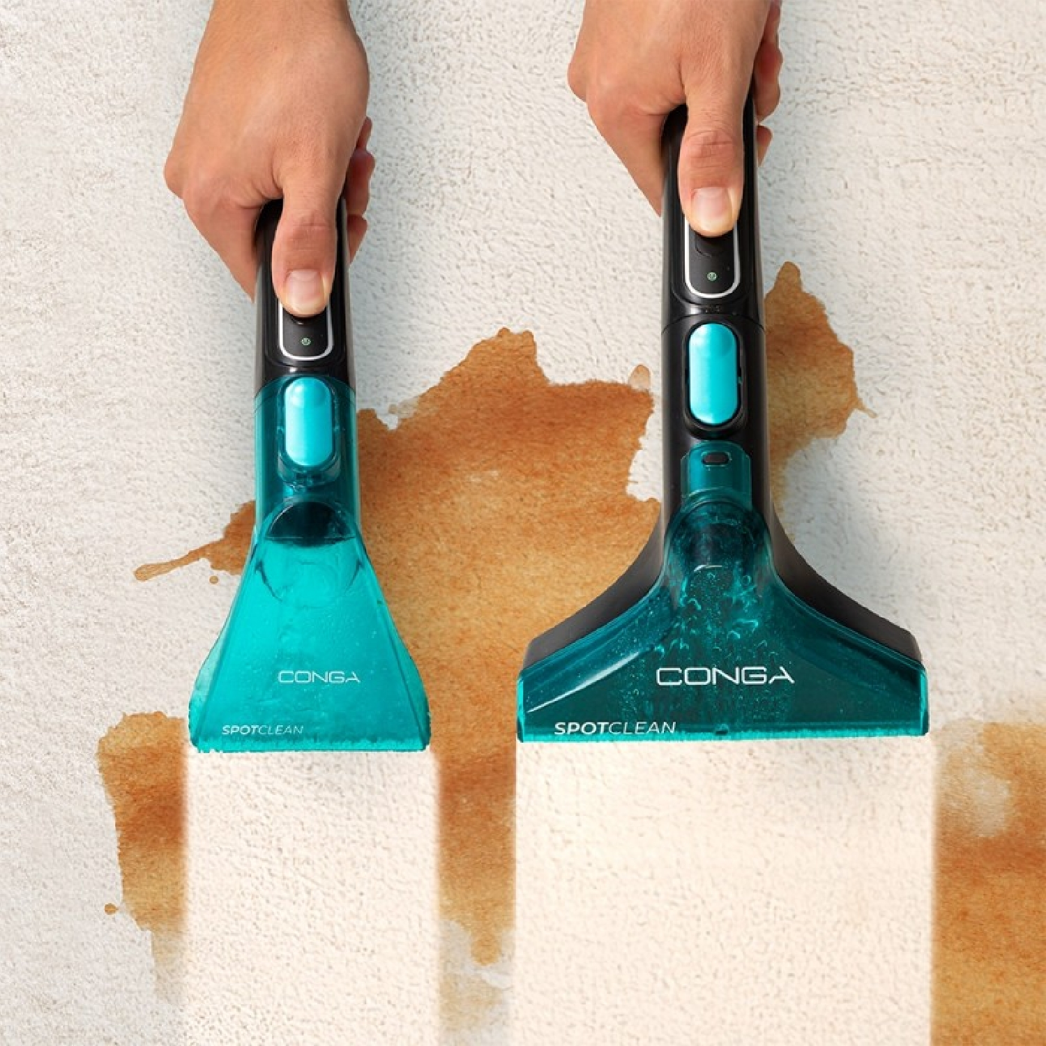 Due mani usano aspirapolveri Conga Spotclean per pulire una macchia marrone su una superficie.