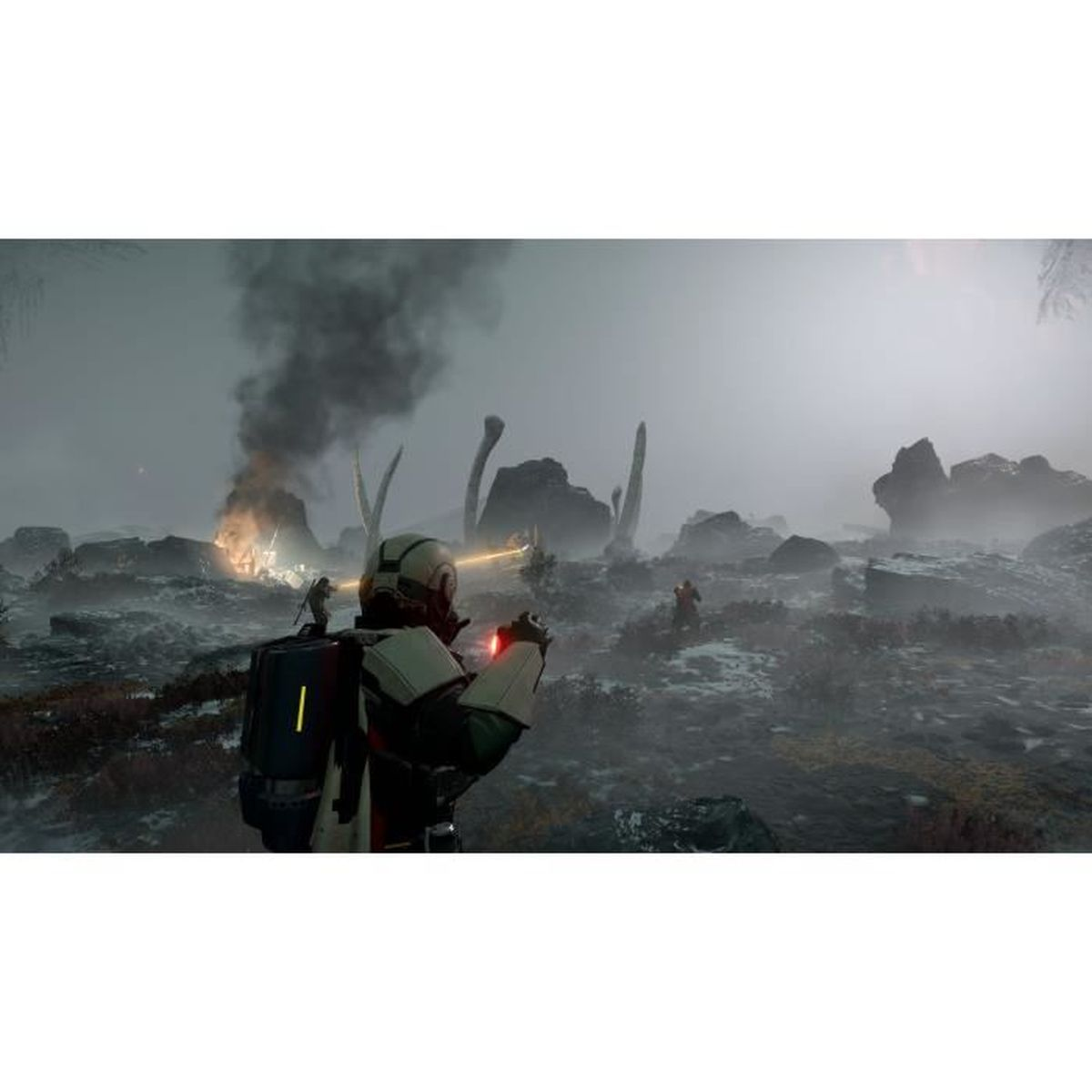 Un soldat en armure contemple un paysage rocheux et fumeux avec des débris en feu et de grands os.