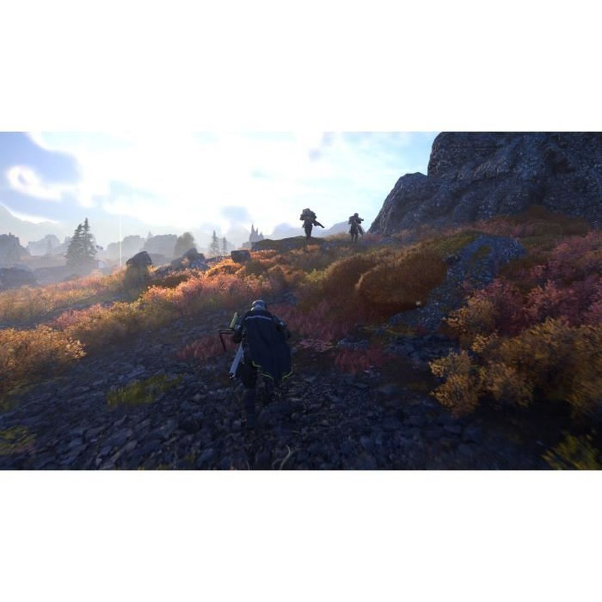 Des personnages armés en cape sombre remontent une colline rocheuse sous un ciel lumineux.