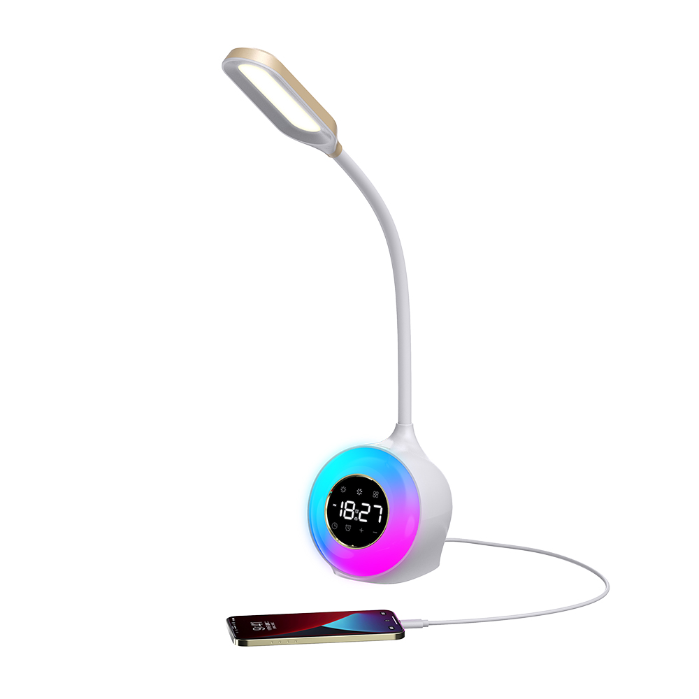 Eine weiße LED-Schreibtischlampe mit Uhr, Farbring und Smartphone-Ladestation auf weißem Hintergrund.