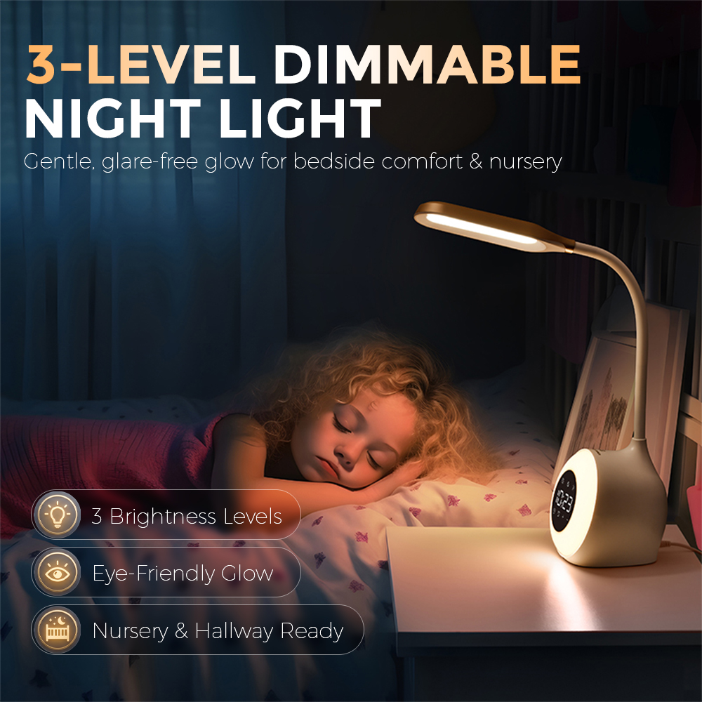 Ein Kind schläft friedlich neben einer leuchtenden Nachttischlampe im Bett.