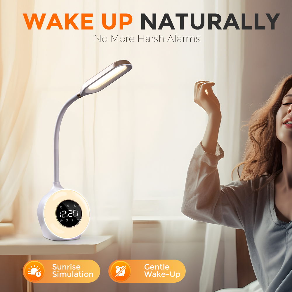 Eine Frau streckt sich morgens glücklich neben einer modernen LED-Schreibtischlampe mit Uhr.