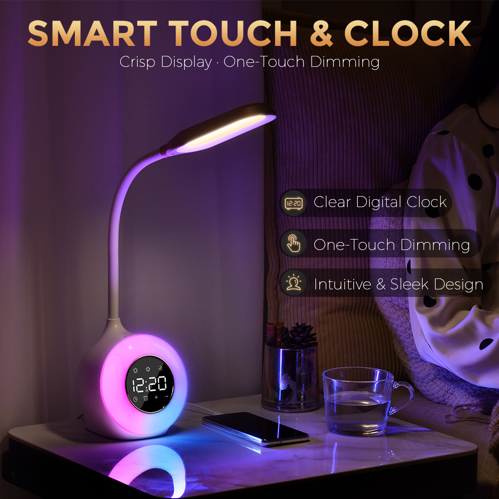Eine moderne Schreibtischlampe mit buntem LED-Sockel, Digitaluhr und flexiblem Hals auf einem Nachttisch.