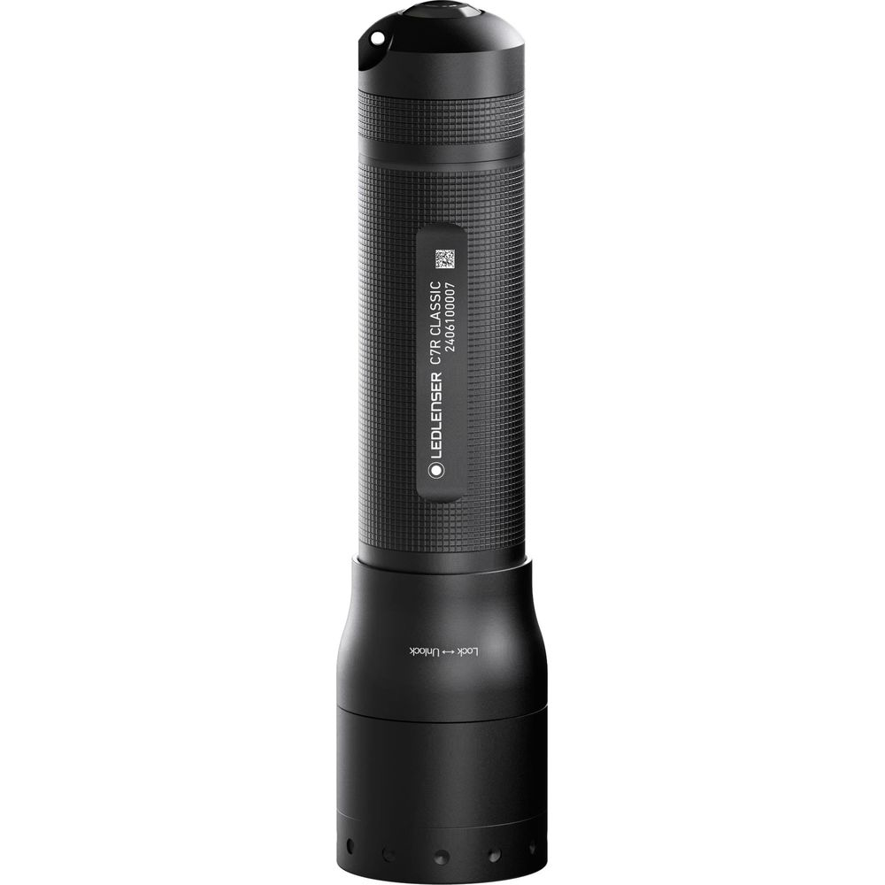 Eine schwarze Ledlenser C7R Classic Taschenlampe steht aufrecht auf weißem Hintergrund.