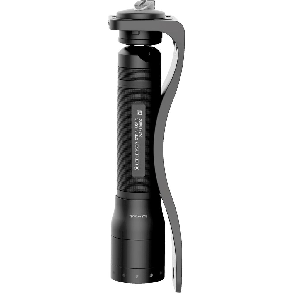 Schwarze LEDLENSER Taschenlampe mit Halterung auf weißem Hintergrund.