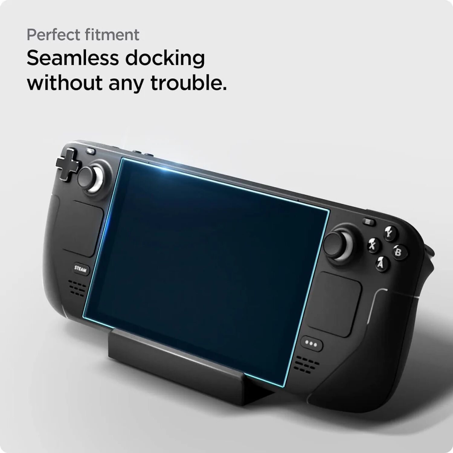 Console di gioco portatile nera inserita in un supporto grigio su sfondo chiaro.