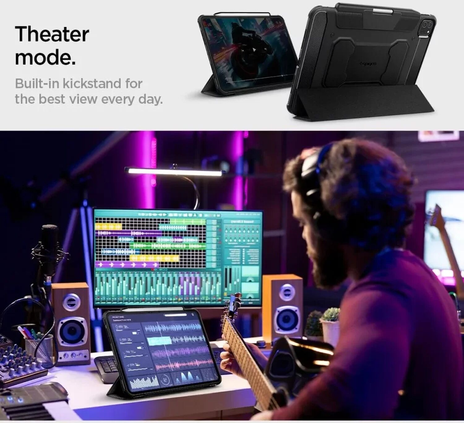Muzikant met koptelefoon en gitaar werkt op tablets en computermonitoren met audiosoftware.