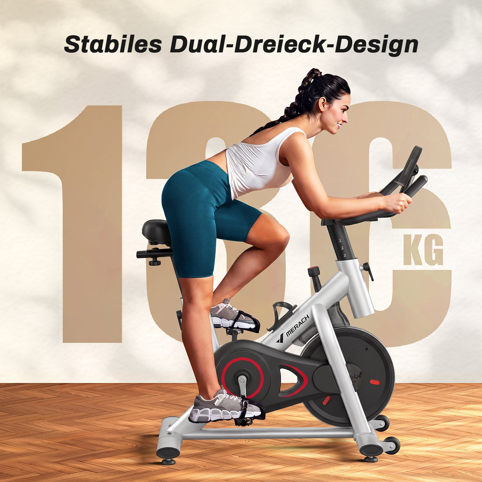 Eine Frau in Sportkleidung trainiert auf einem silbernen Heimtrainer vor einem hellen Hintergrund mit der Aufschrift 130 kg.