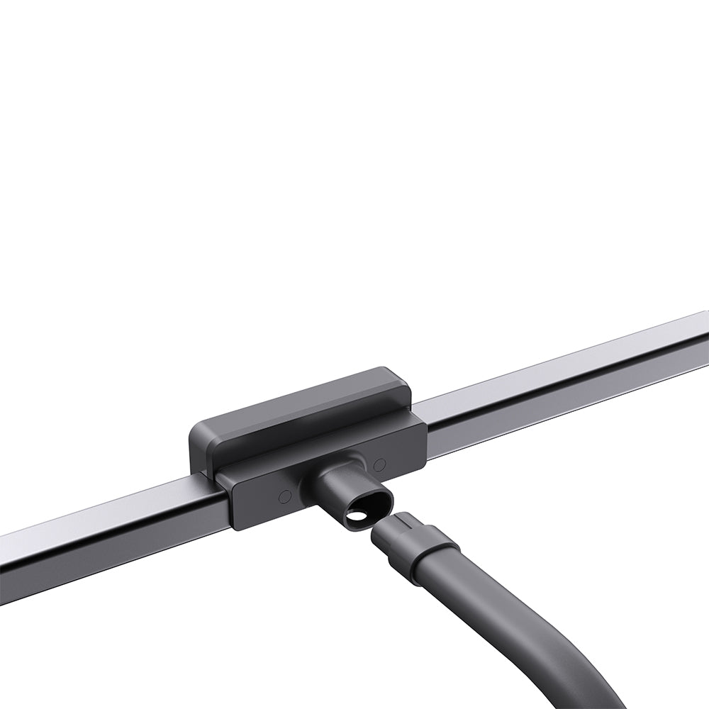 Ein schwarzes Anschlussgerät auf einer MetallSchiene, auf das ein Kabel zuläuft.