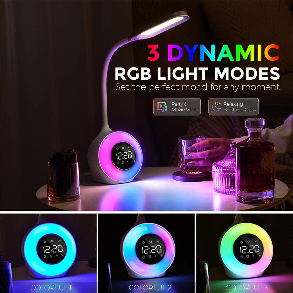 LED-Schreibtischlampe mit beleuchtetem Uhr-Sockel und drei RGB-Lichtmodi, auf einem Tisch in einem Raum.