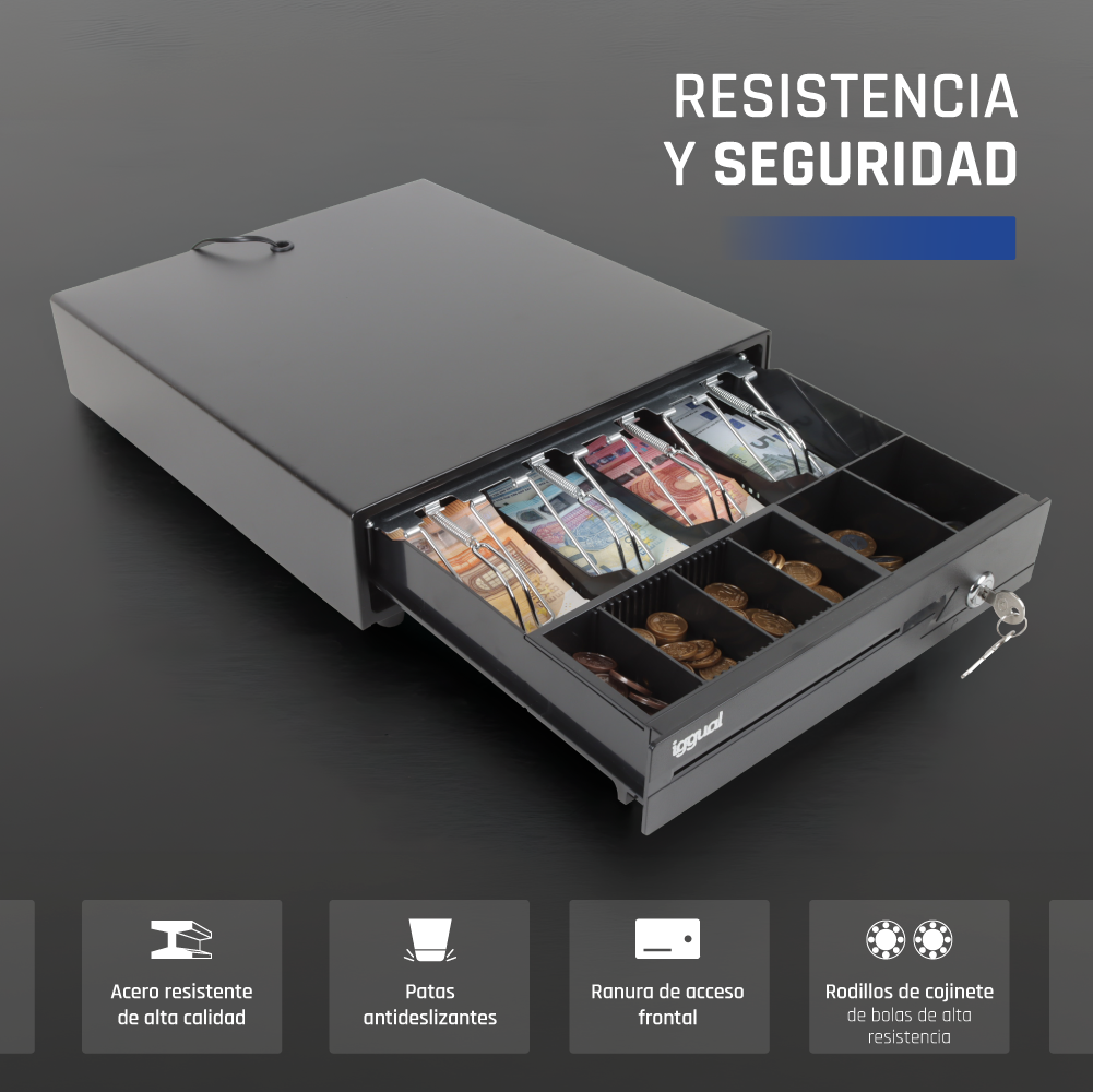 Cajón portamonedas gris abierto con billetes y monedas sobre fondo oscuro.