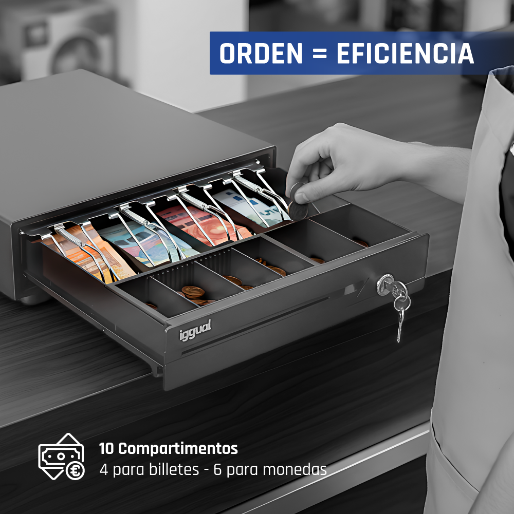 Una mano coloca una moneda en un cajón de dinero abierto con billetes y compartimentos.