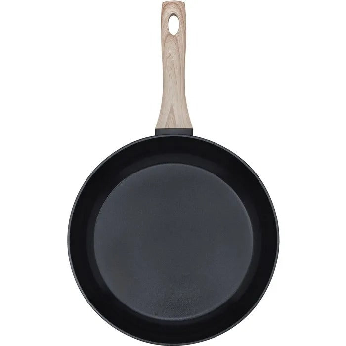 Eine schwarze Bratpfanne mit Holzgriff vor weißem Hintergrund.