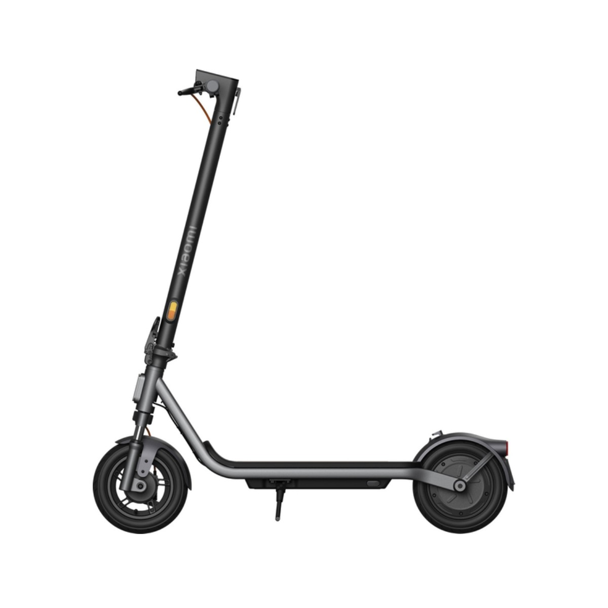 Ein grauer Xiaomi Elektro-Scooter steht auf weißem Hintergrund.