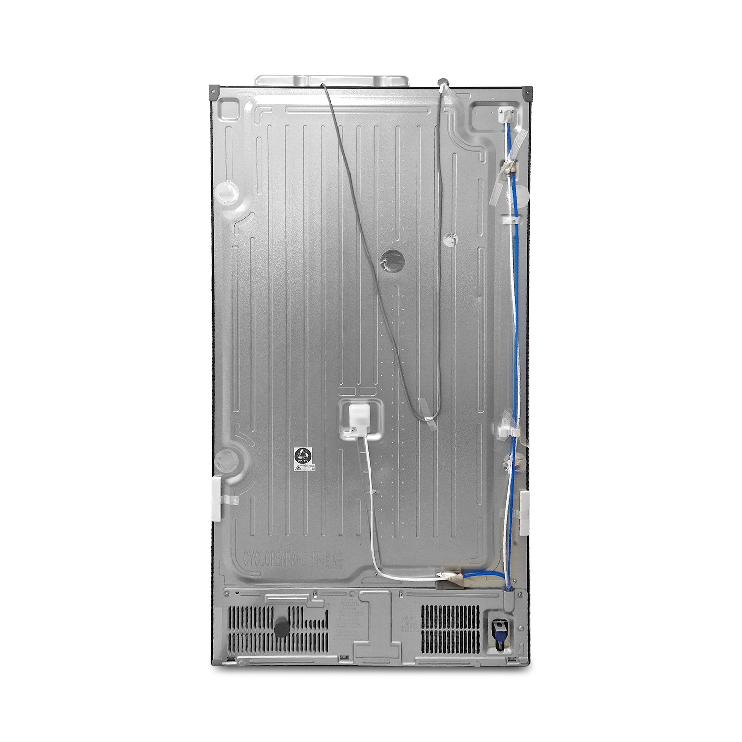 Rückansicht eines modernen silbernen Kühlschranks mit Metallrückwand, Kabeln und Lüftungsgittern unten.