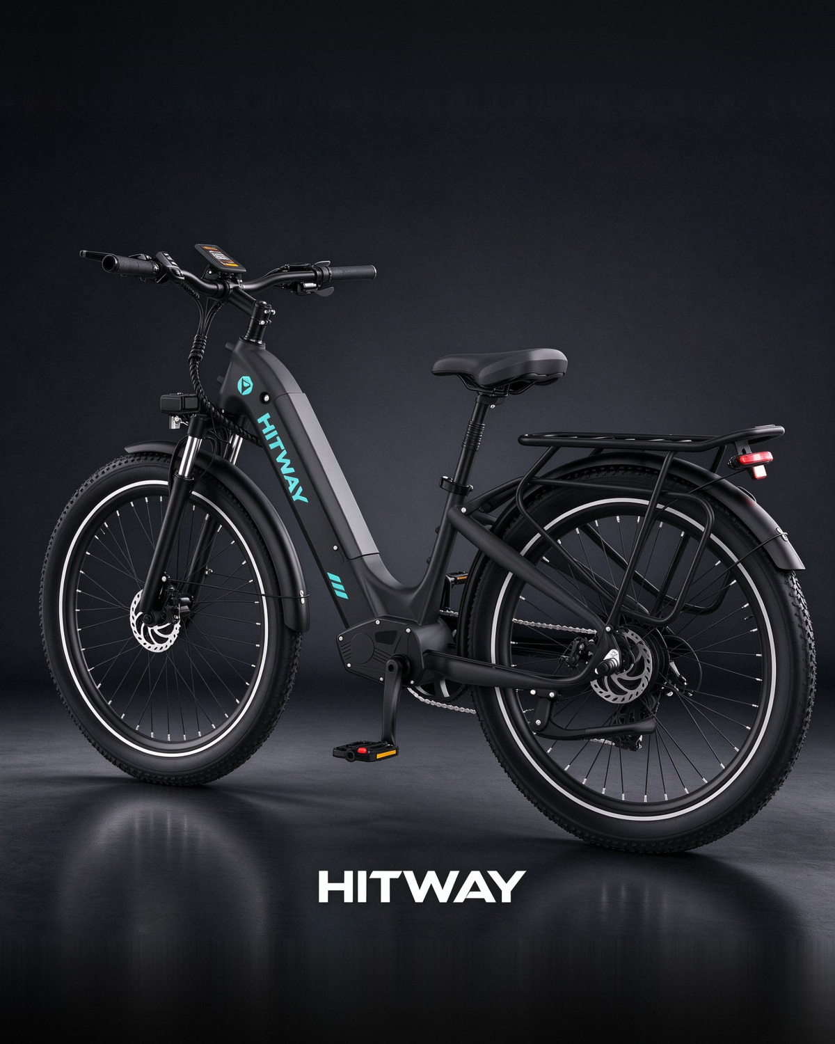Ein schwarzes Hitway E-Bike mit Gepäckträger vor dunklem Hintergrund.