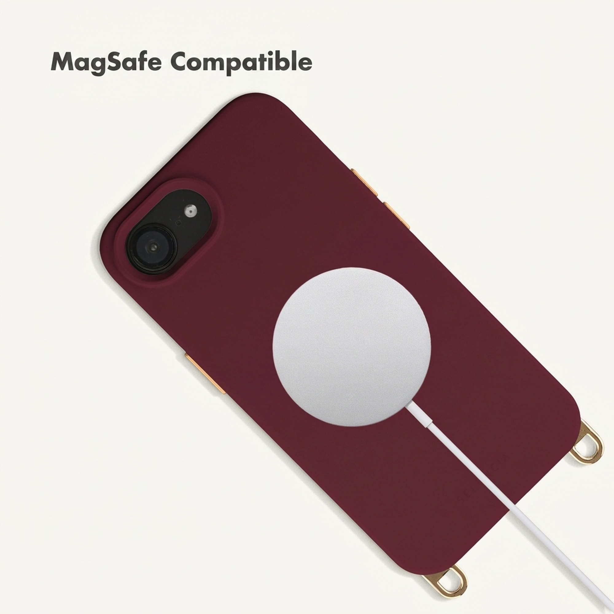 Weinrote Handyhülle mit Lanyard-Ösen und angeschlossenem MagSafe-Ladegerät.