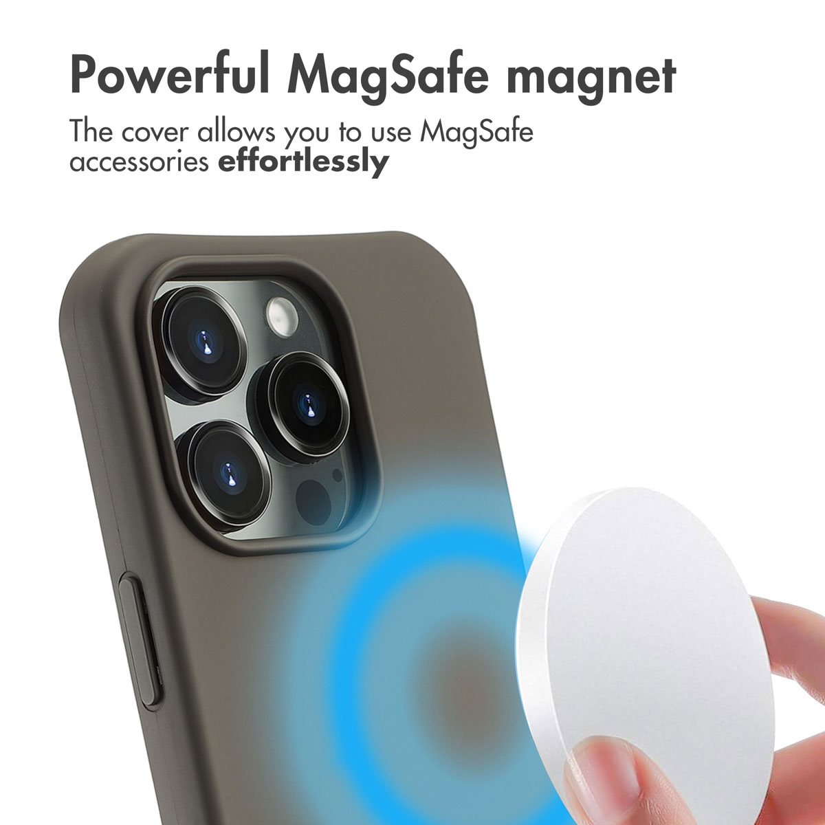 Eine Hand befestigt ein weißes MagSafe-Ladegerät an einer dunklen Handyhülle mit blau leuchtendem Ring.