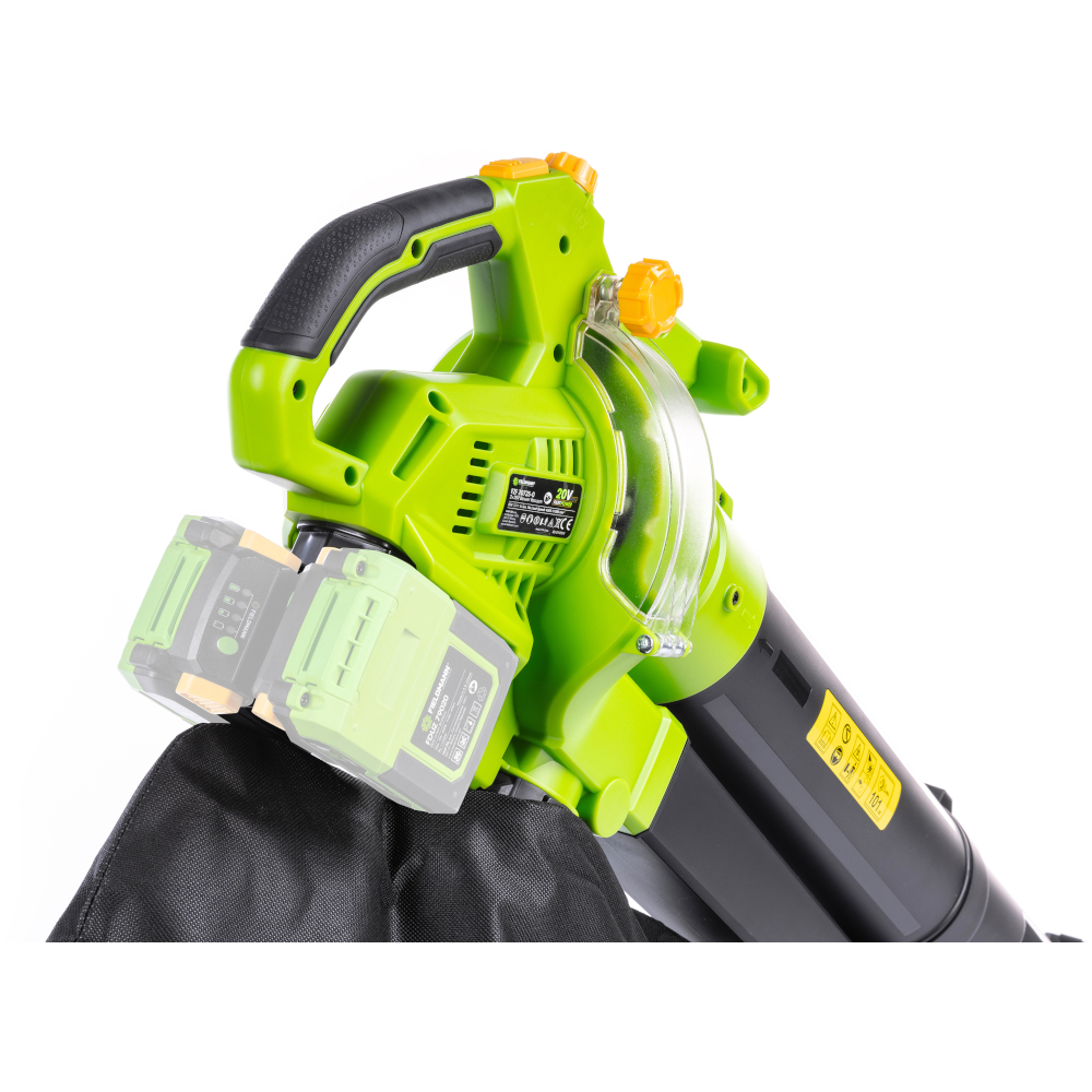 Grüner Akku-Laubbläser und -sauger mit zwei Batterien und schwarzem Auffangsack vor weißem Hintergrund.