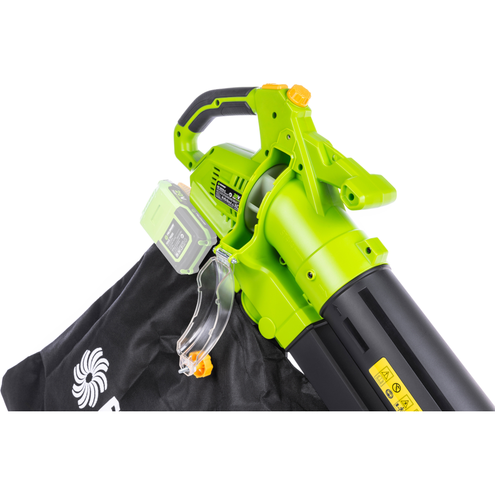 Grün-schwarzer Akku-Laubbläser und -sauger mit angebrachtem schwarzem Auffangsack vor weißem Hintergrund.