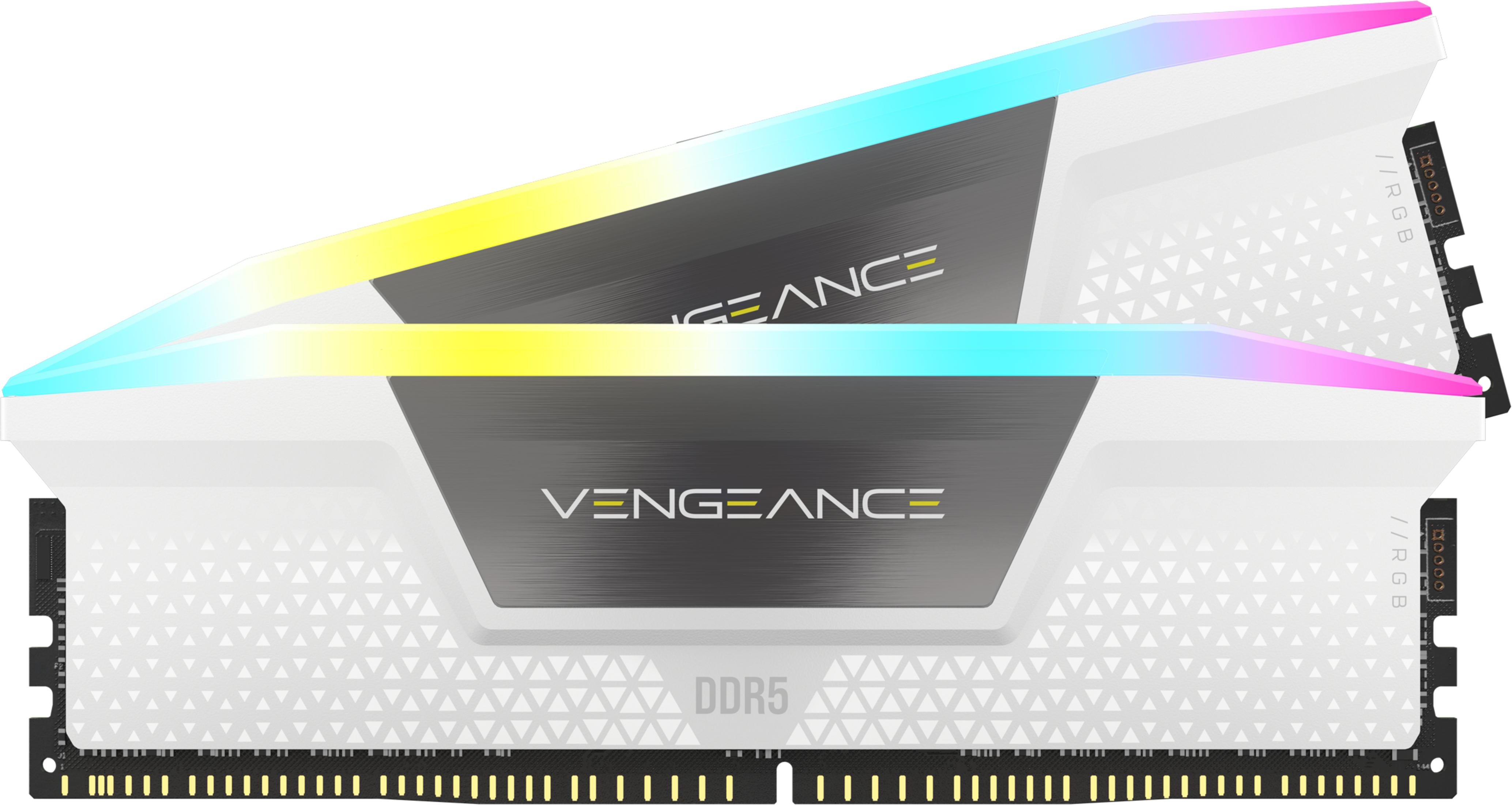 Zwei weiße DDR5-RAM-Sticks mit RGB-Beleuchtung und Vengeance-Schriftzug.
