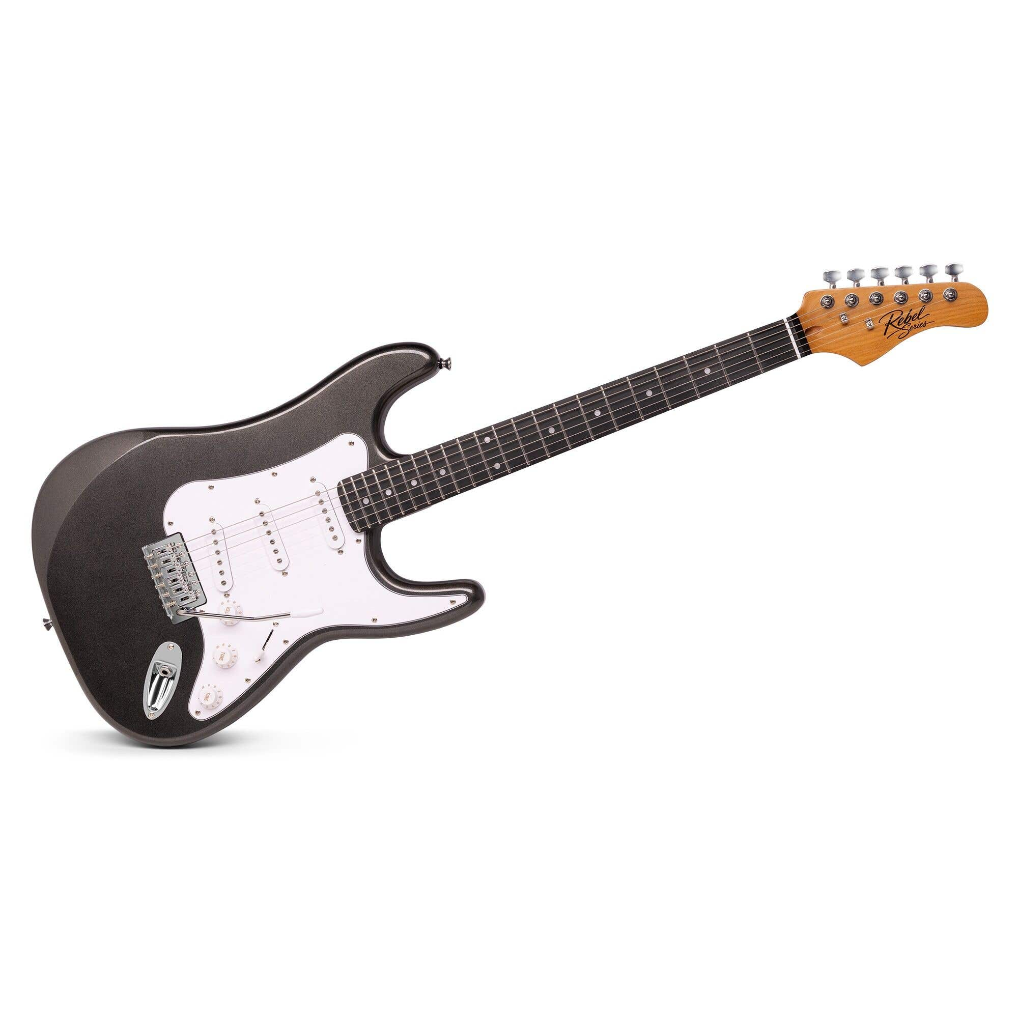 Eine schwarze E-Gitarre mit weißem Schlagbrett und Holzhals vor weißem Hintergrund.