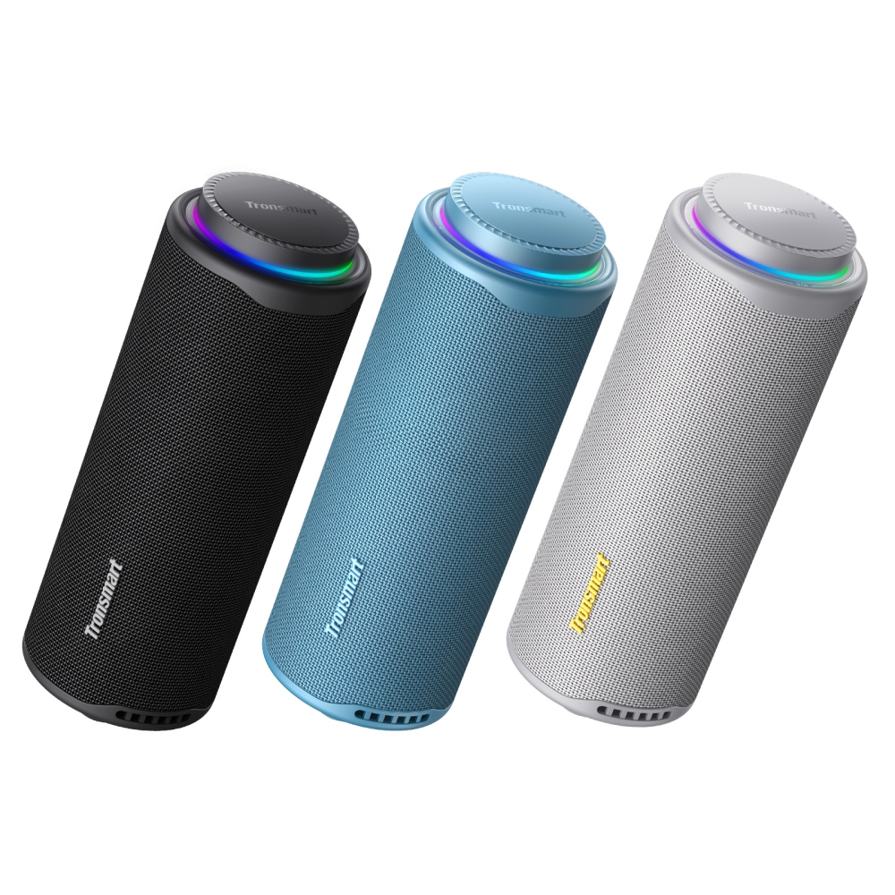 Drei zylindrische Bluetooth-Lautsprecher in Schwarz, Blau und Silber mit leuchtenden Ringen.