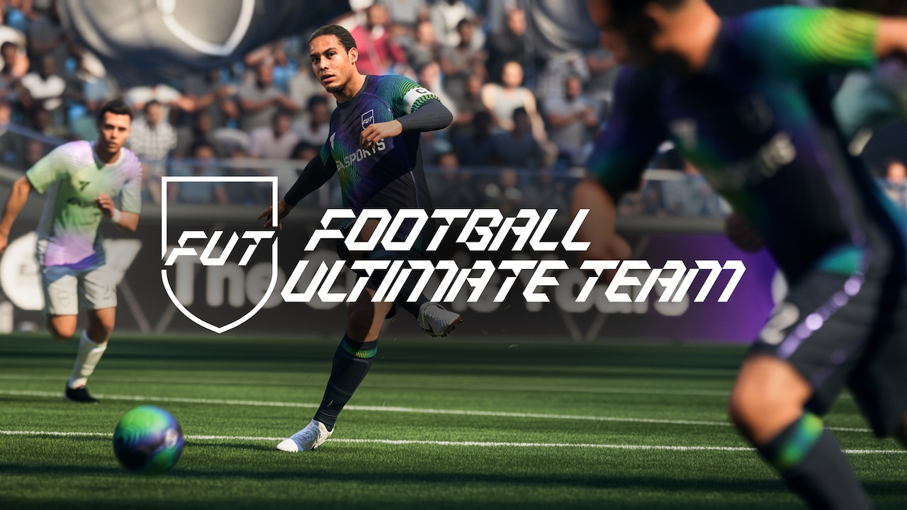 Fußballspieler auf dem Platz in blauen Trikots, im Vordergrund schießt ein Spieler den Ball. Text: FUT Football Ultimate Team