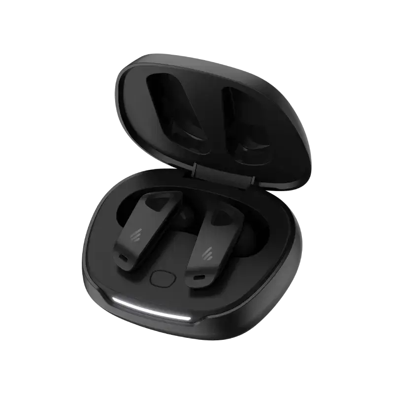 Czarne słuchawki bezprzewodowe w otwartym etui ładującym na białym tle.