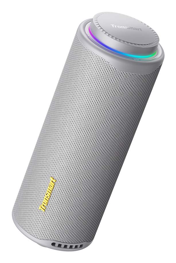 Ein zylindrischer weißer Tronsmart-Lautsprecher mit einem leuchtenden bunten Ring oben auf weißem Hintergrund.