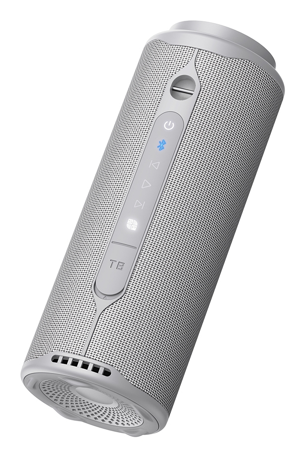 Ein zylindrischer, grauer Bluetooth-Lautsprecher mit integrierten Steuertasten und Stoffbezug auf weißem Hintergrund.