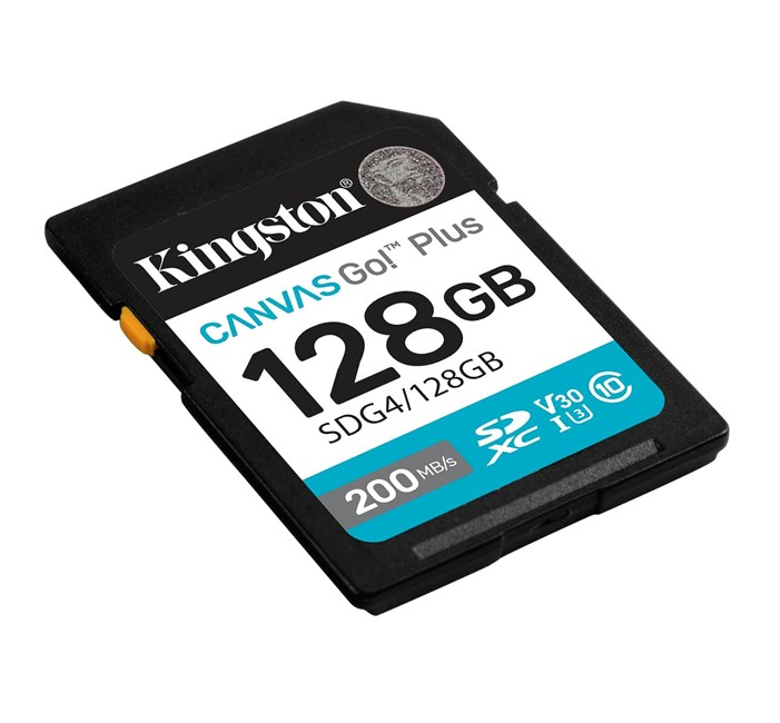 Beyaz arka plan üzerinde beyaz ve mavi etiketli siyah bir Kingston 128GB SD hafıza kartı.