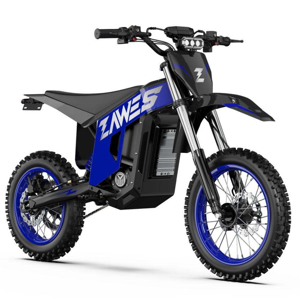 Una moto de cross eléctrica azul y negra con neumáticos de tacos sobre fondo blanco.