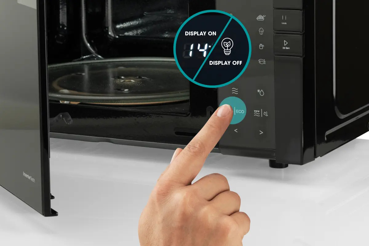 Eine Hand drückt die Eco-Taste an einer modernen schwarzen Mikrowelle, während ein runder Einsatz die Displayfunktionen zeigt.