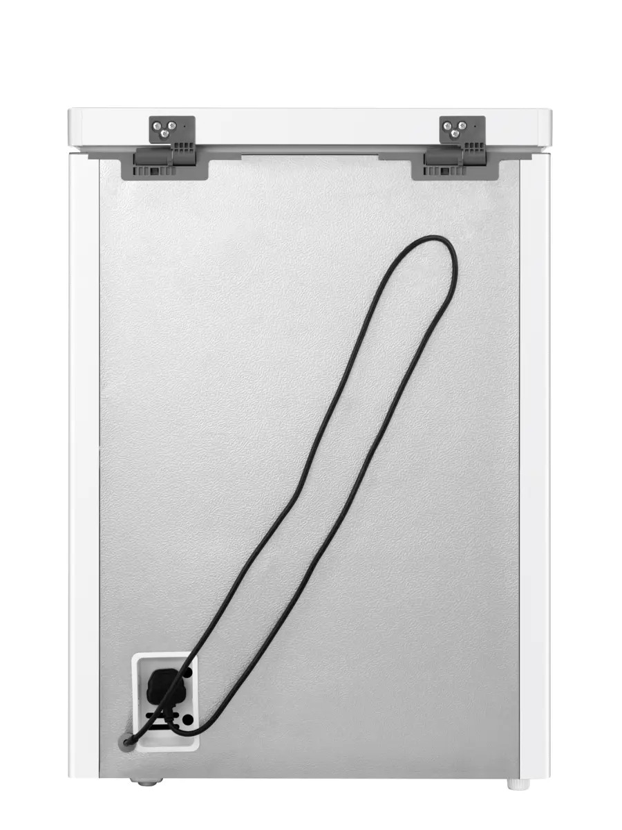 Rückansicht eines weißen Geräts mit Metallrückwand, Scharnieren oben und einem geschwungenen schwarzen Netzkabel.