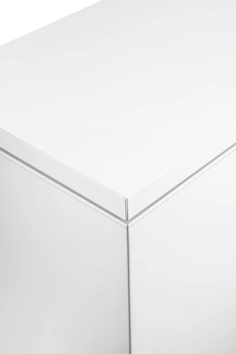 Nahaufnahme der Ecke eines modernen weißen Möbels mit klaren Linien.
