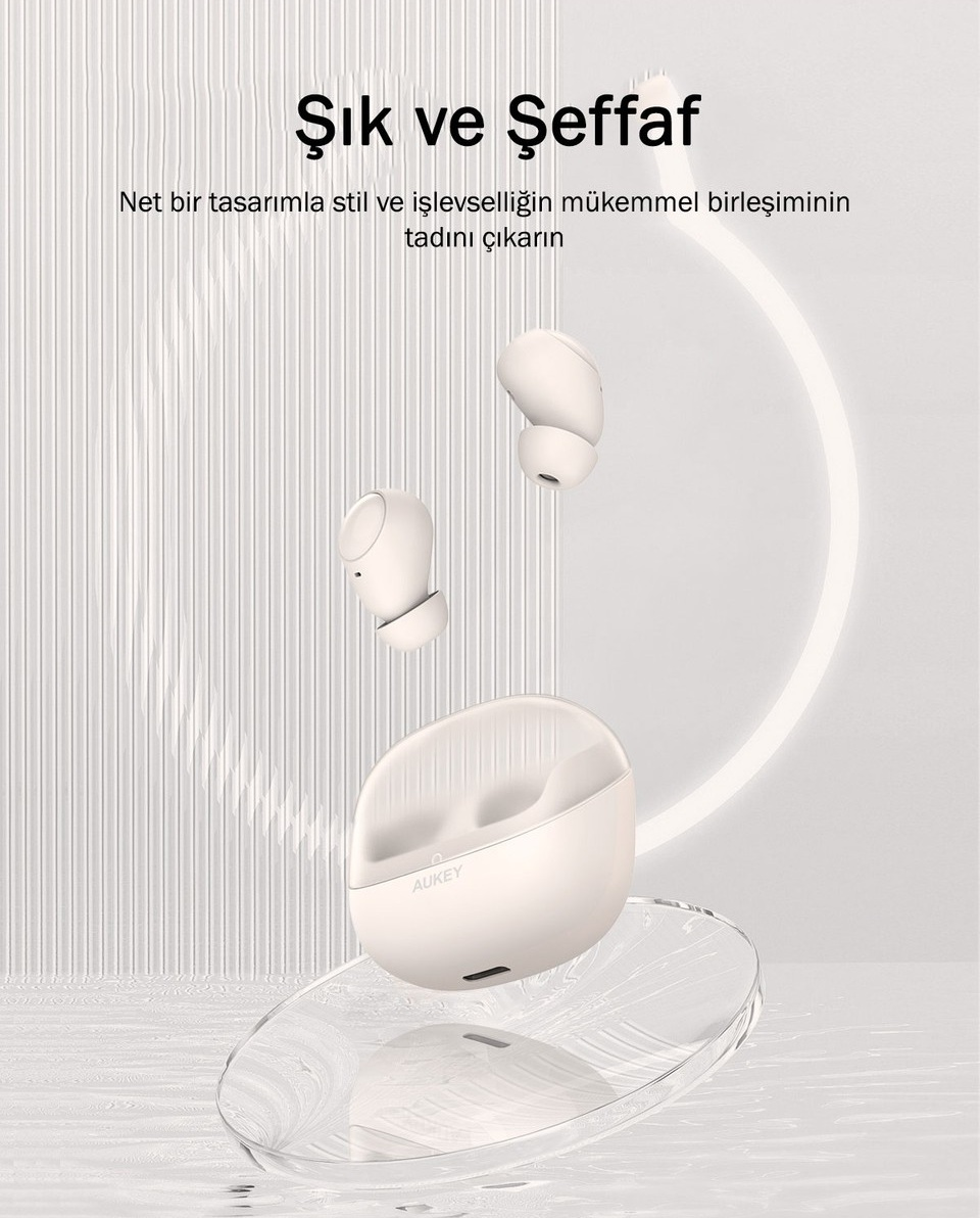 Bej rengi kablosuz kulaklıklar ve şarj kutusu, açık arka planda şeffaf bir tabak üzerinde süzülüyor.