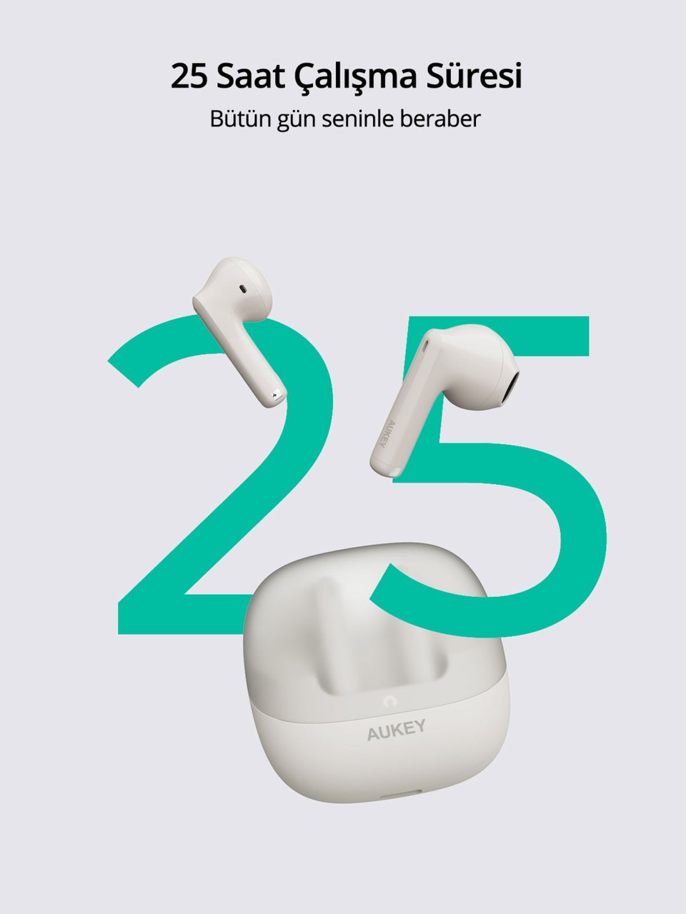 Gri arka planda büyük yeşil 25 sayısının önünde bej renkli Aukey kulaklıklar ve şarj kutusu.